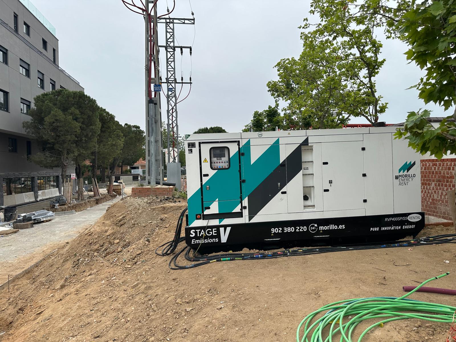 Generador STAGE V suministrando energía temporal durante el commissioning de una residencia de estudiantes en Madrid